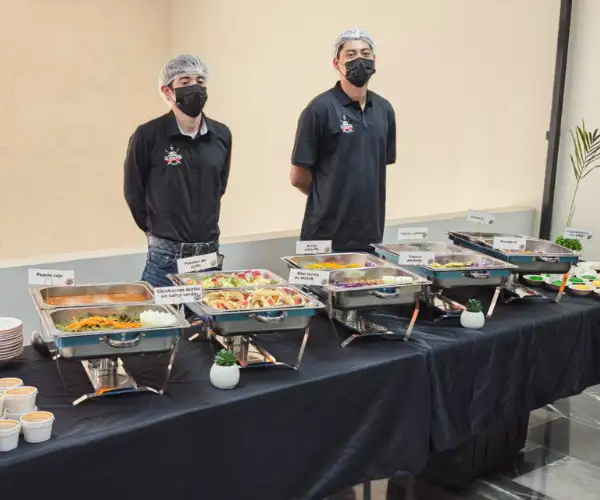 Servicio integral de comedor industrial de La Pasadita del Chef’s: alimentos preparados en cocina central y entregados listos para servir en las instalaciones de la empresa