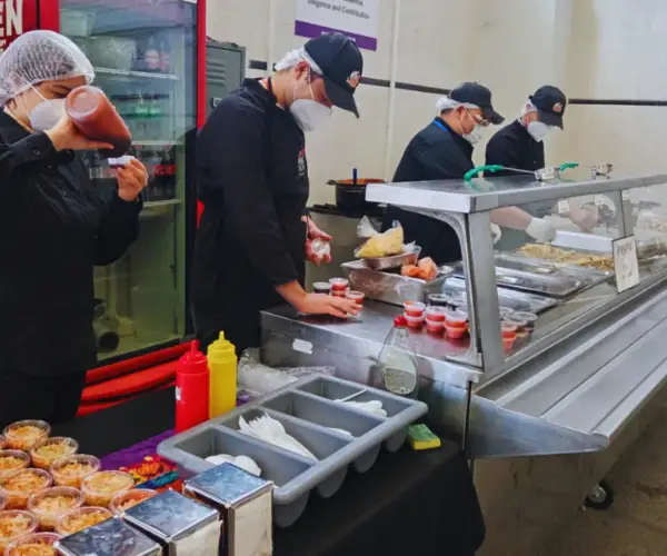 Barra caliente de La Pasadita del Chef’s instalada en el comedor de una empresa