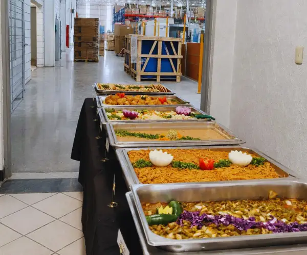 Bufeteras de La Pasadita del Chef’s instaladas durante la hora de comida dentro de una empresa