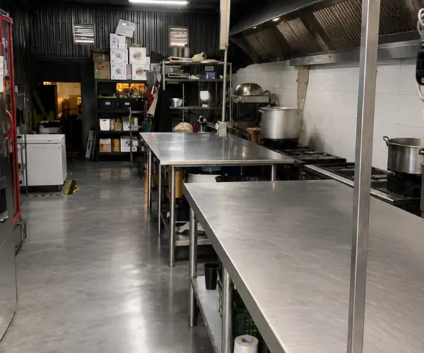 Cocina central de La Pasadita del Chef’s durante la preparación diaria de alimentos