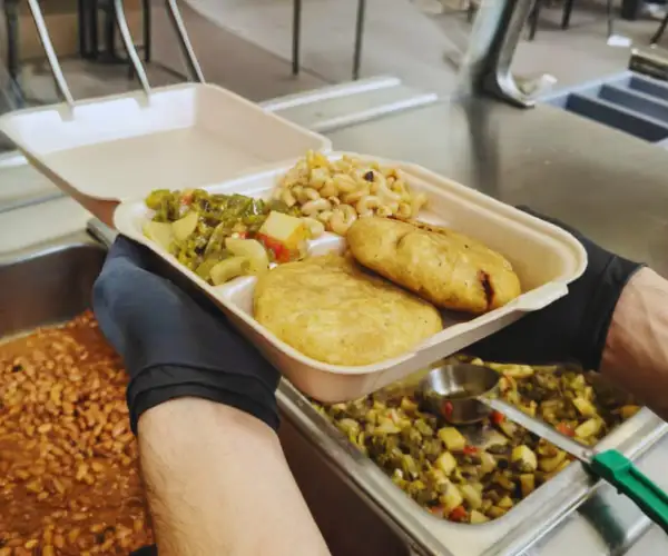 Personal de La Pasadita del Chef’s montando el servicio de comedor dentro de una empresa